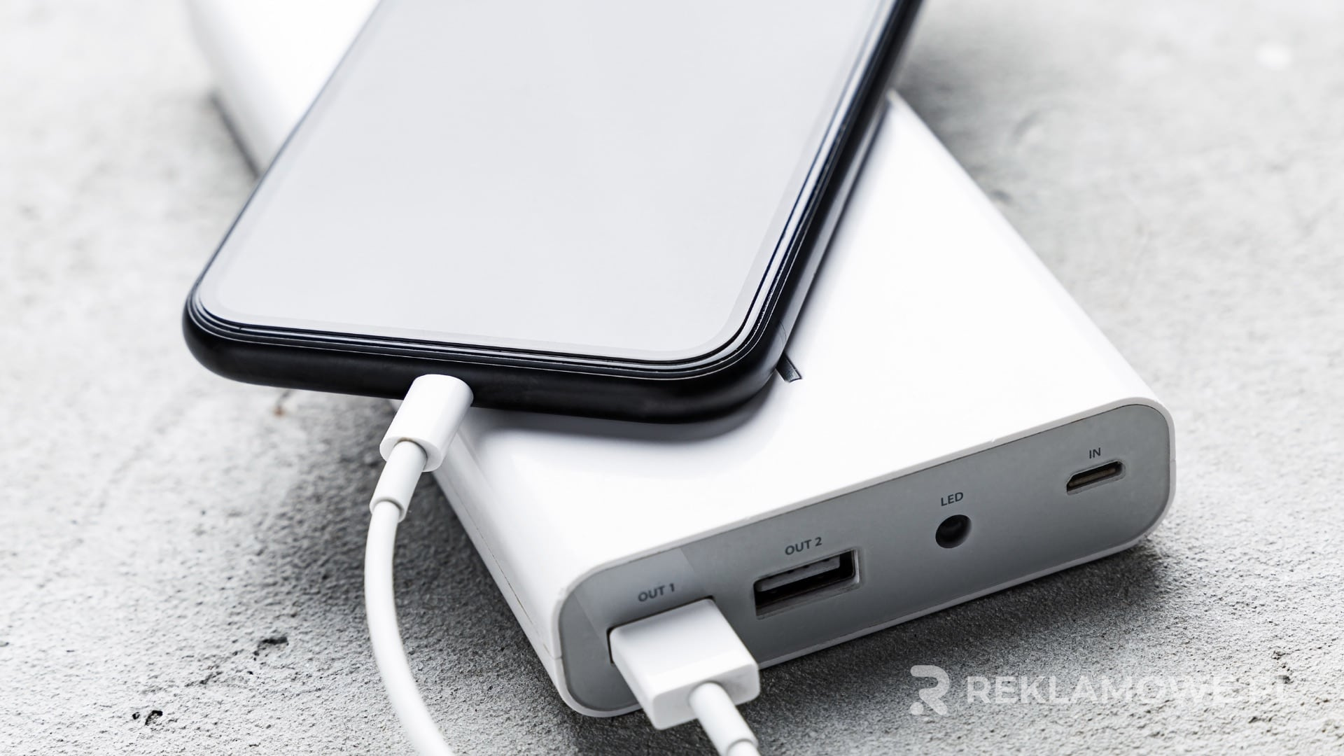Elegancki powerbank reklamowy na biurku