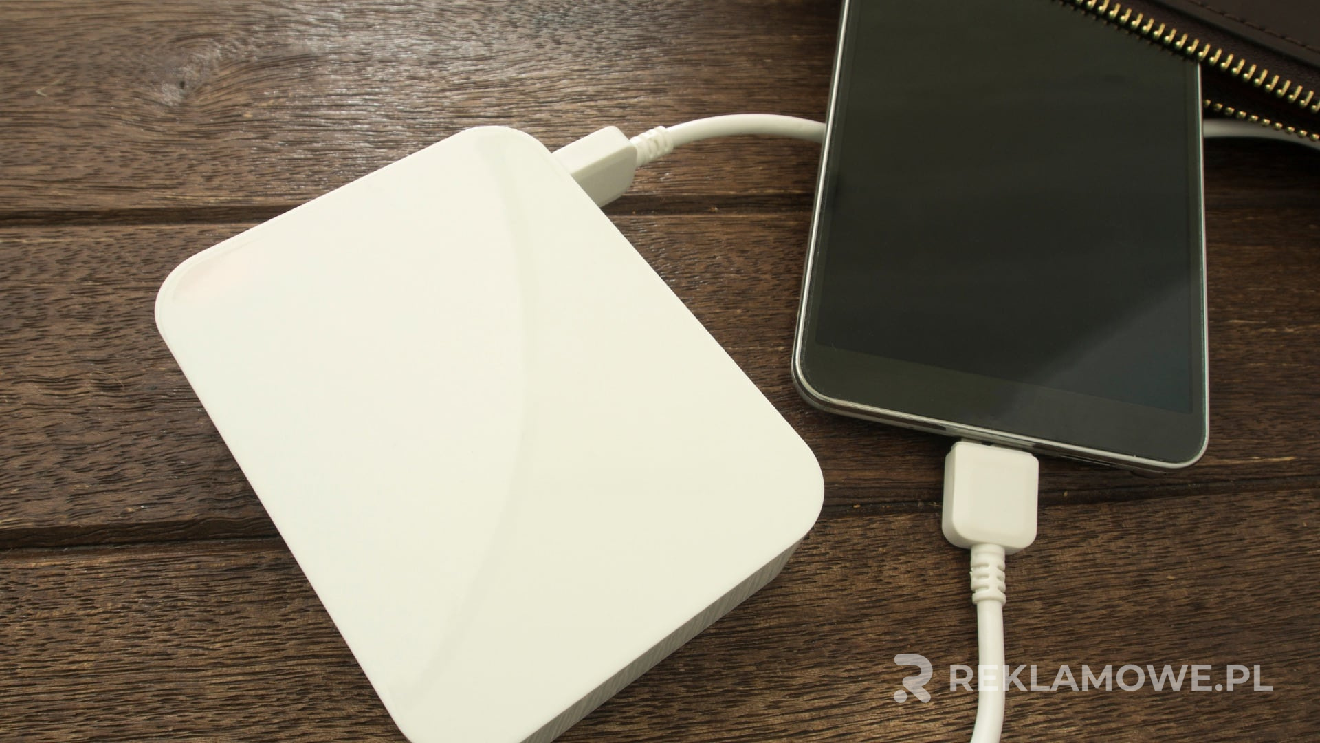 Integracja powerbanków reklamowych z innymi urządzeniami Integracja powerbanków z innymi gadżetami