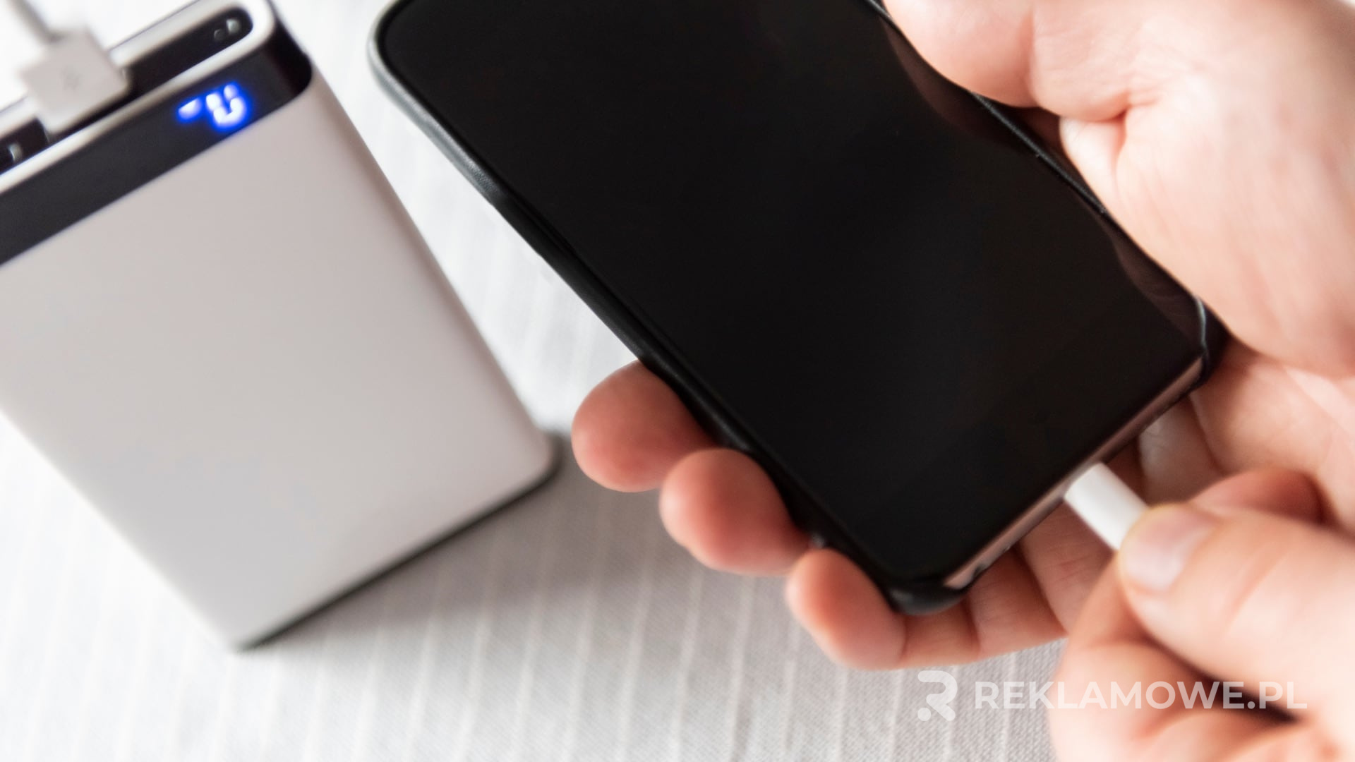 Powerbanki reklamowe wśród innych gadżetów promocyjnych