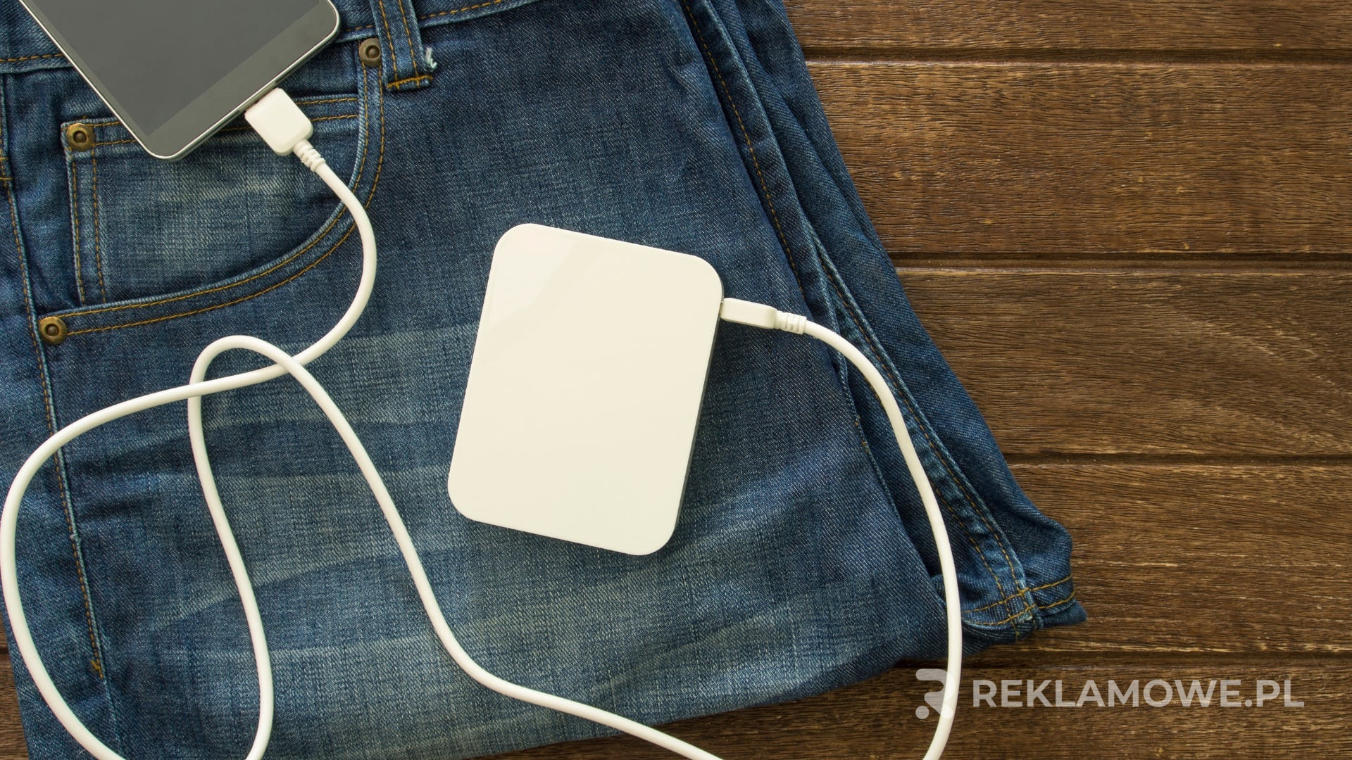 Nowoczesny powerbank reklamowy z funkcją szybkiego ładowania