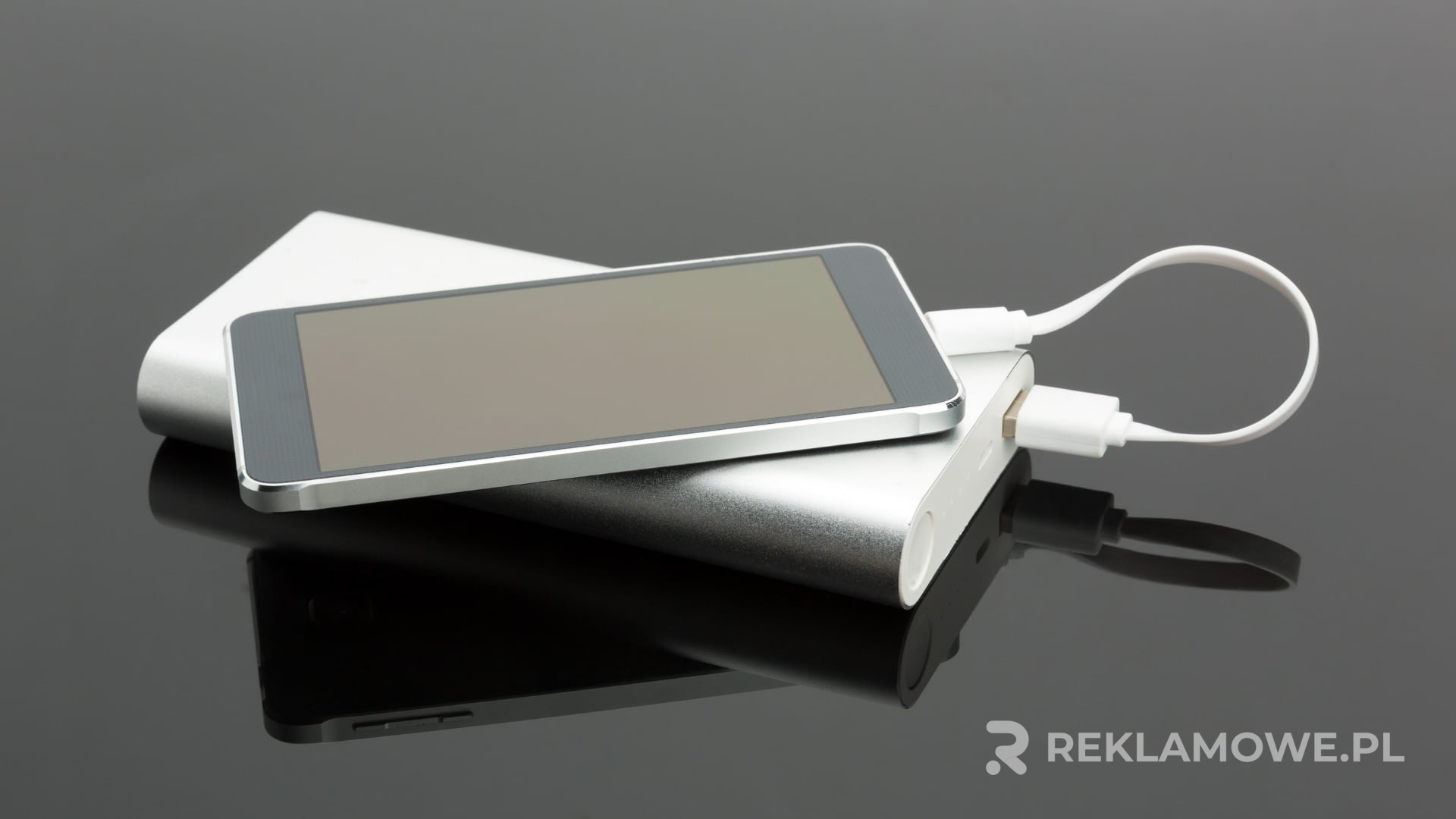 Nowoczesny powerbank reklamowy z funkcją szybkiego ładowania