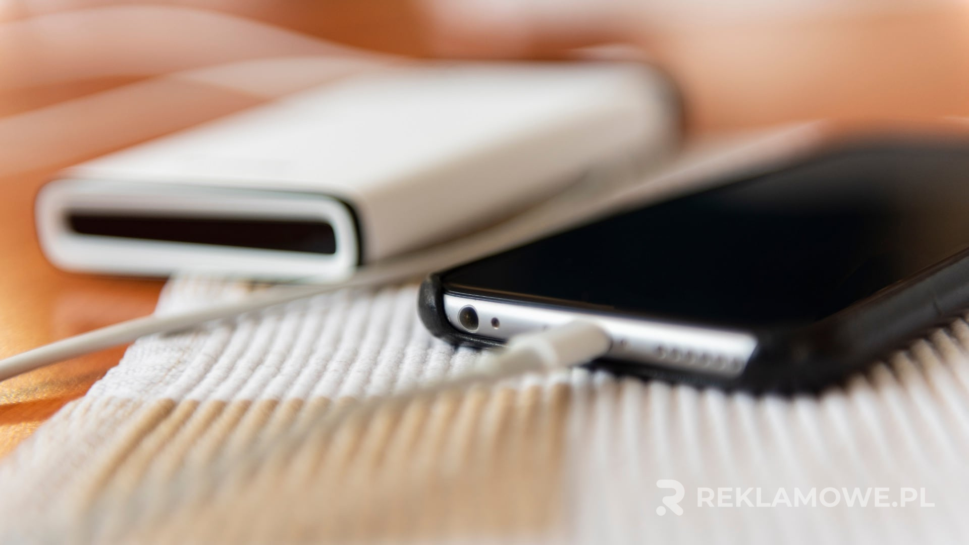 Personalizowanie powerbanków reklamowych a odbiór marki Personalizowany powerbank reklamowy z logo firmy