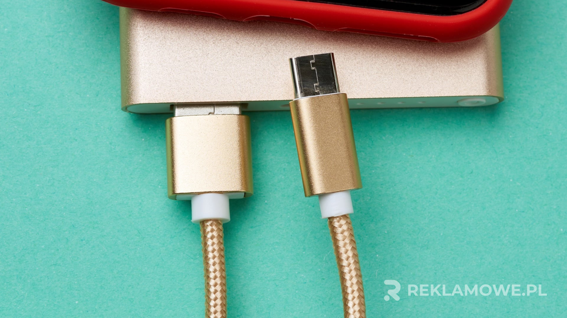 Powerbanki na biurku - wybór przed zakupem