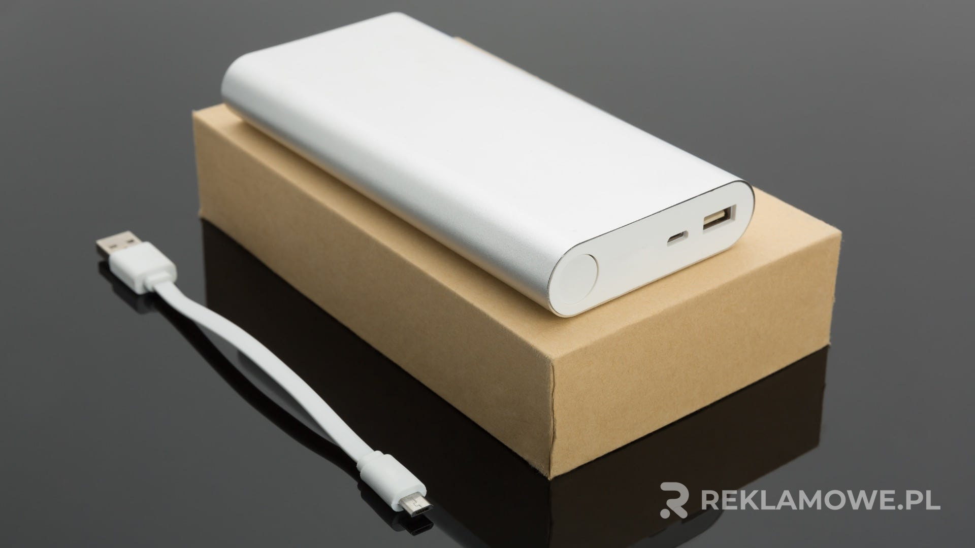 Powerbank reklamowy na stole biurowym