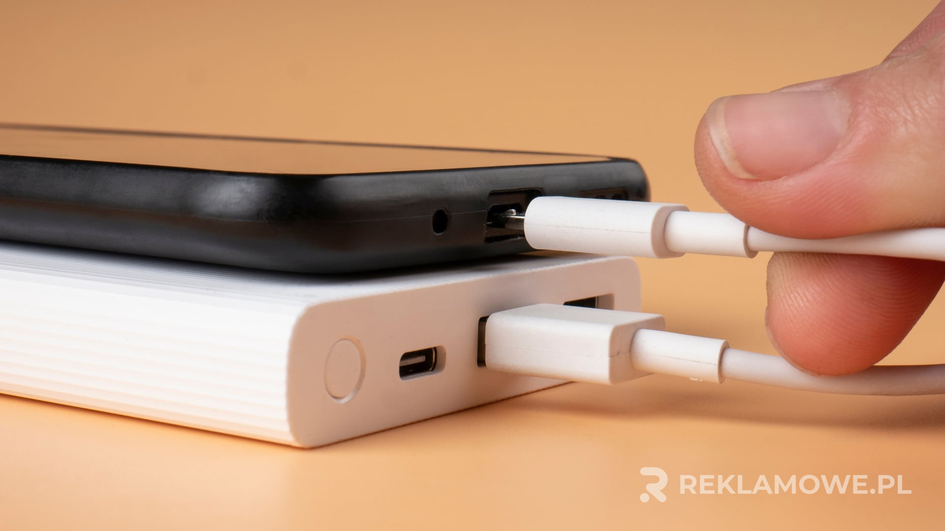 Powerbank reklamowy wykorzystywany w akcji promocyjnej