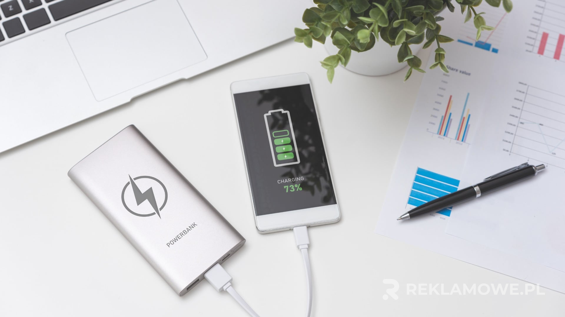 Powerbank reklamowy na biurku