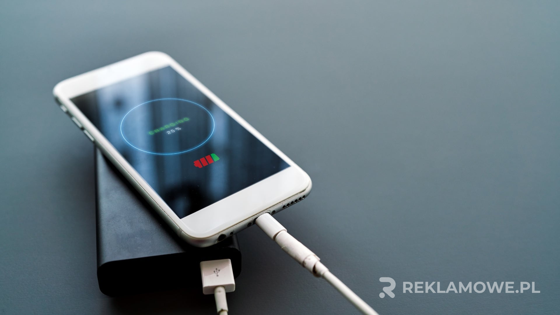 Powerbank reklamowy jako praktyczny prezent dla kontrahentów