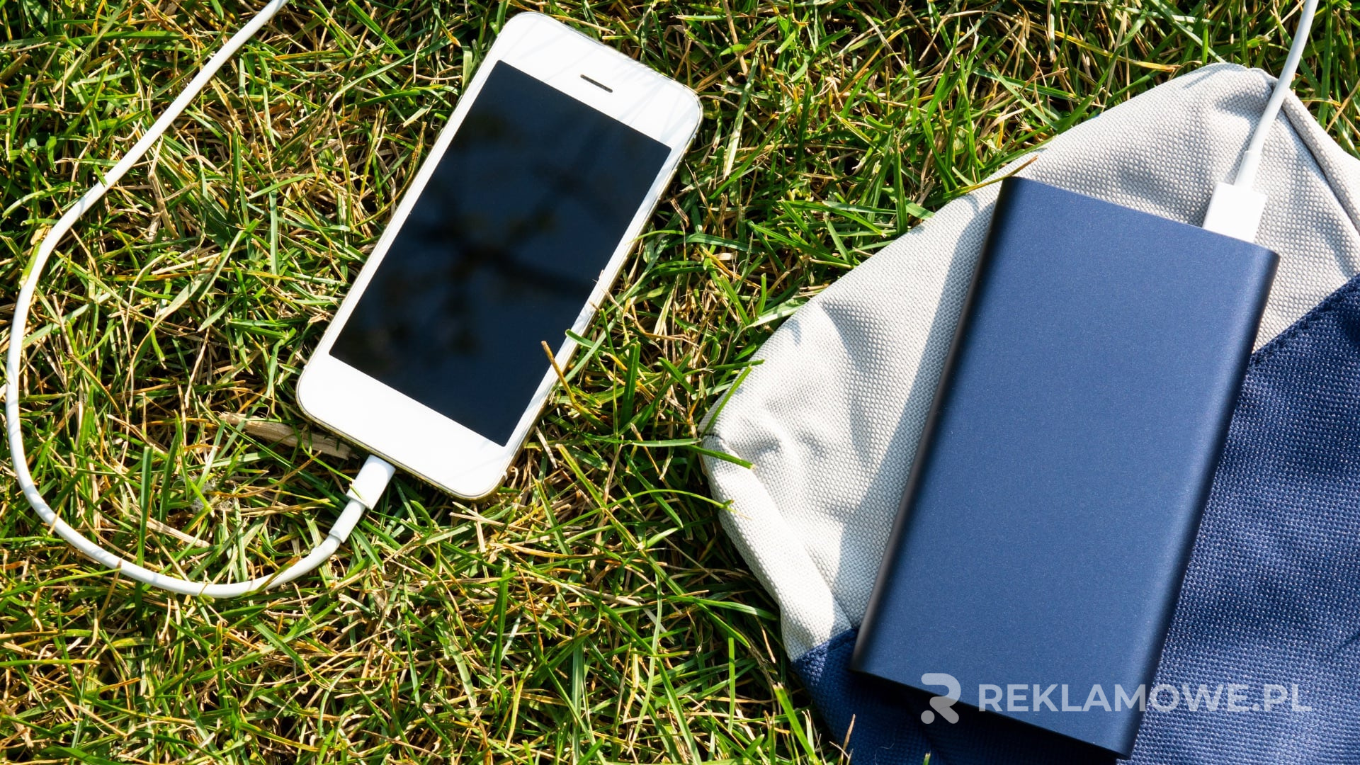 Reklamowy powerbank wśród urządzeń technologicznych