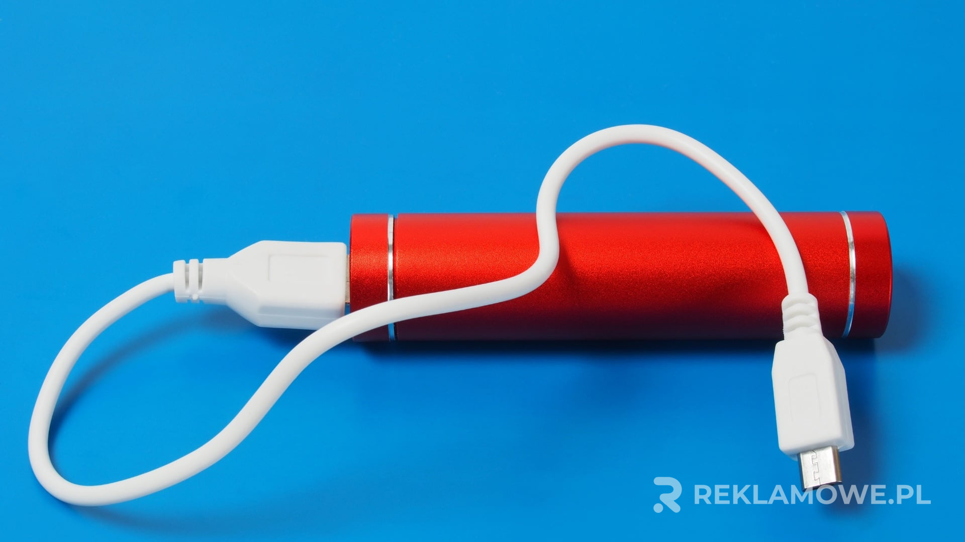 Klient wybierający powerbank reklamowy