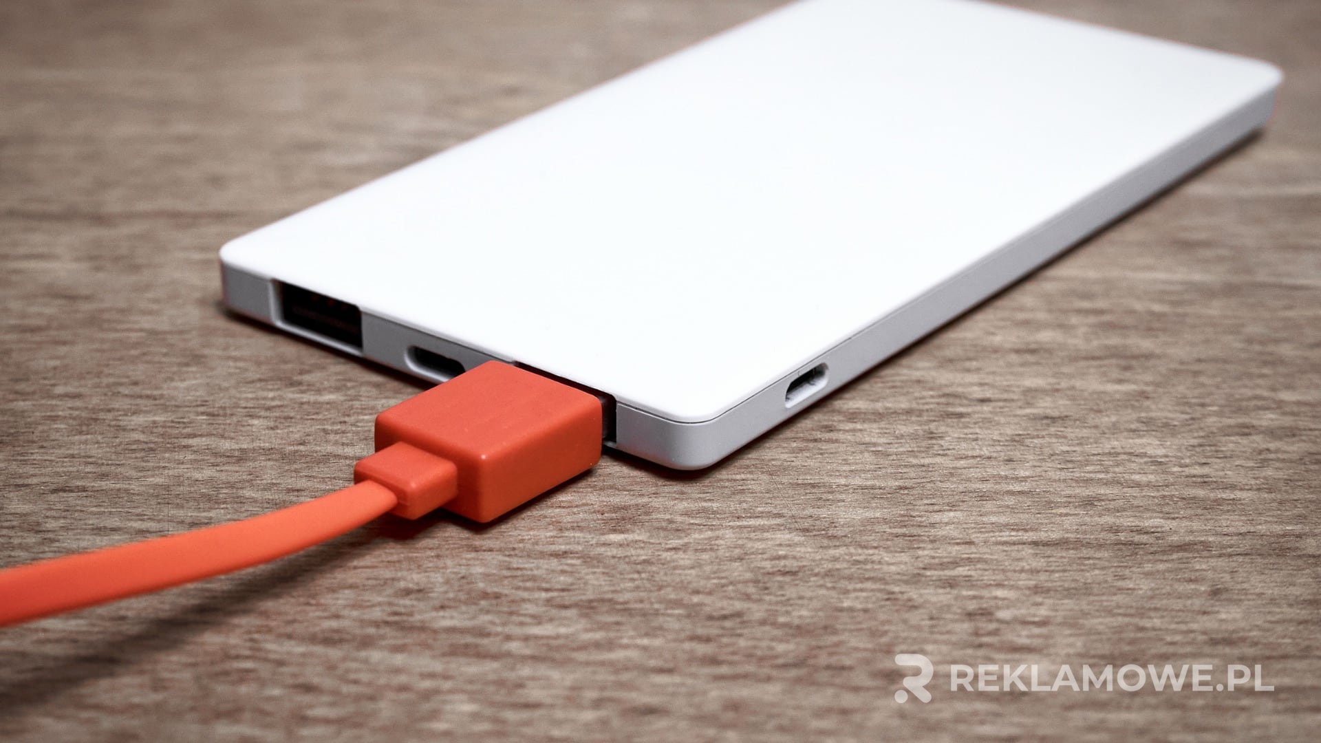Jak unikać błędów przy zakupie powerbanków reklamowych? Powerbank reklamowy z logo