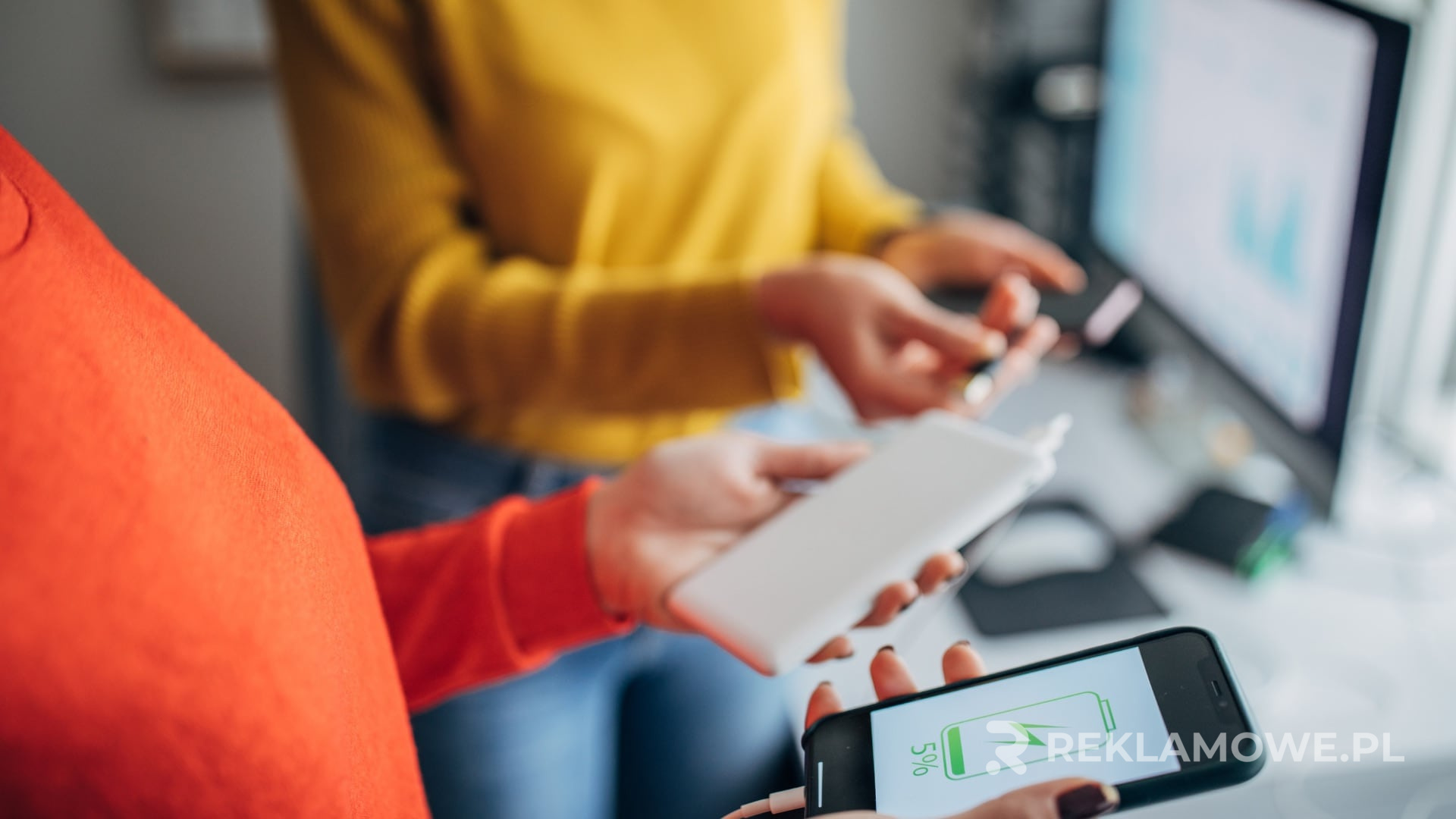 Klienci używający powerbanków reklamowych